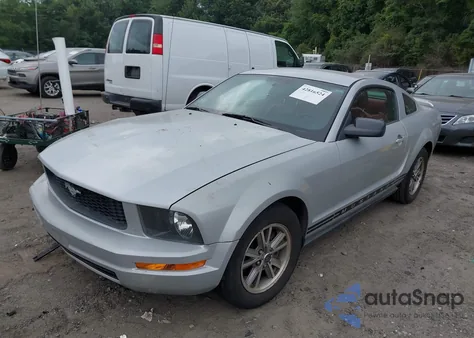 2005 Ford Mustang V6 Deluxe/V6 Premium z USA, uszkodzony, nr VIN 1ZVFT80N655259806
